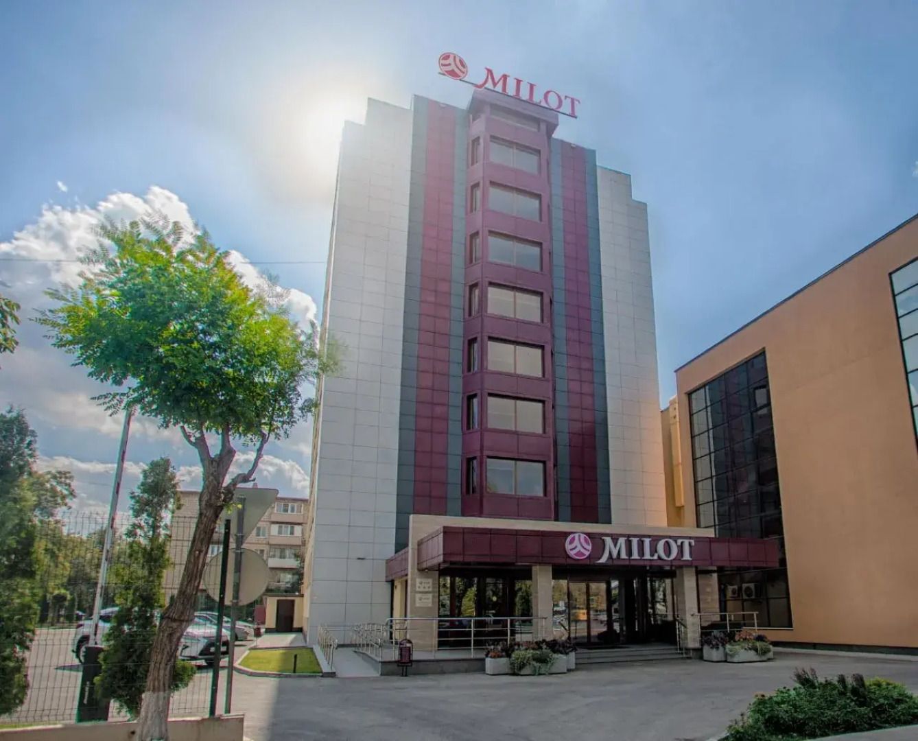 Отель Милот