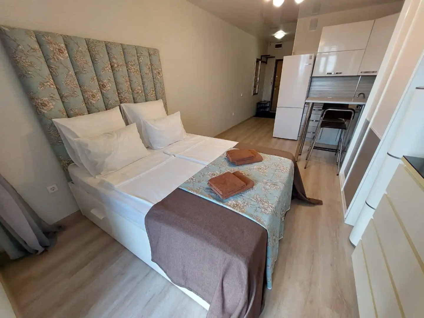 Апартаменты Уютные современные апартаменты в новом доме с красивым видом на город