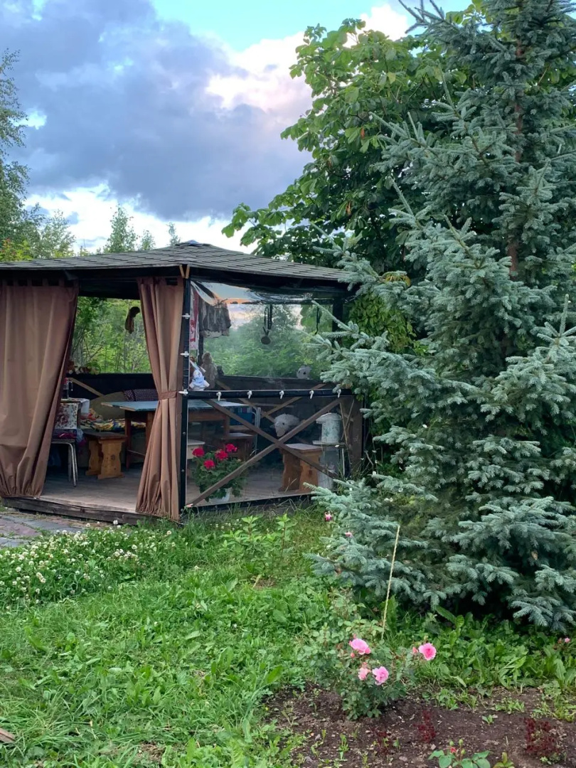 Частный дом в городе Петрозаводске с красивым уединённым участком и баней