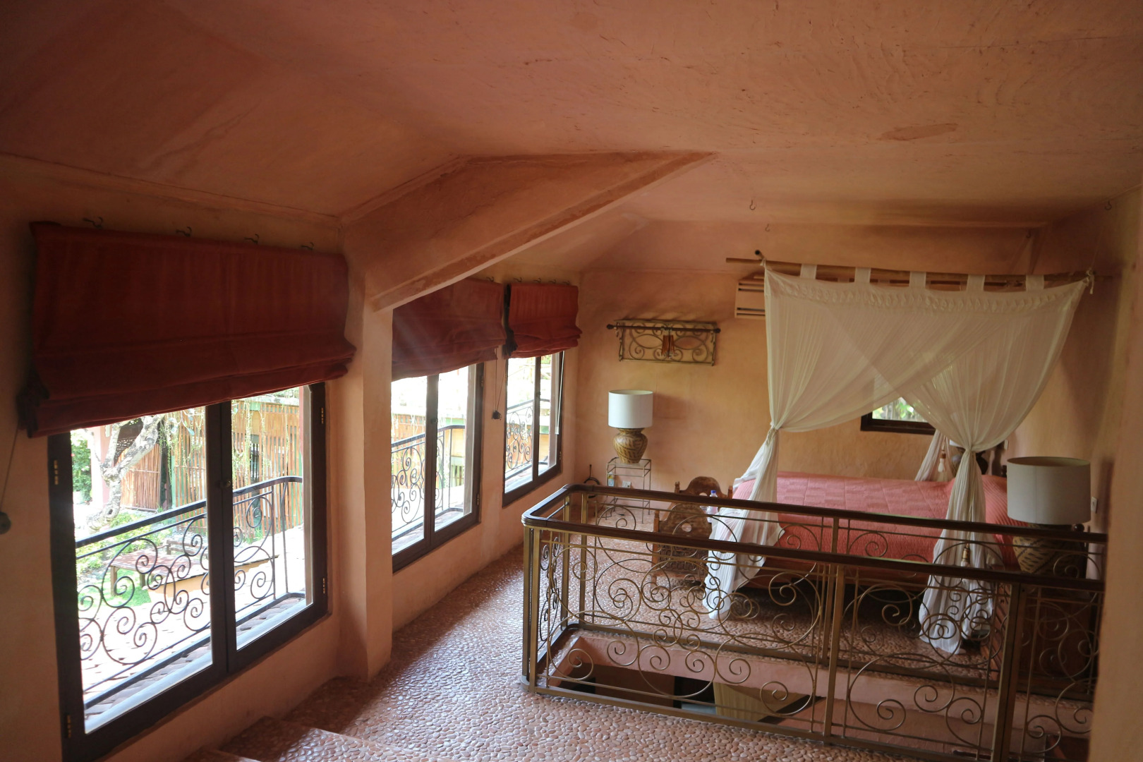 Отель La Taverna Suites