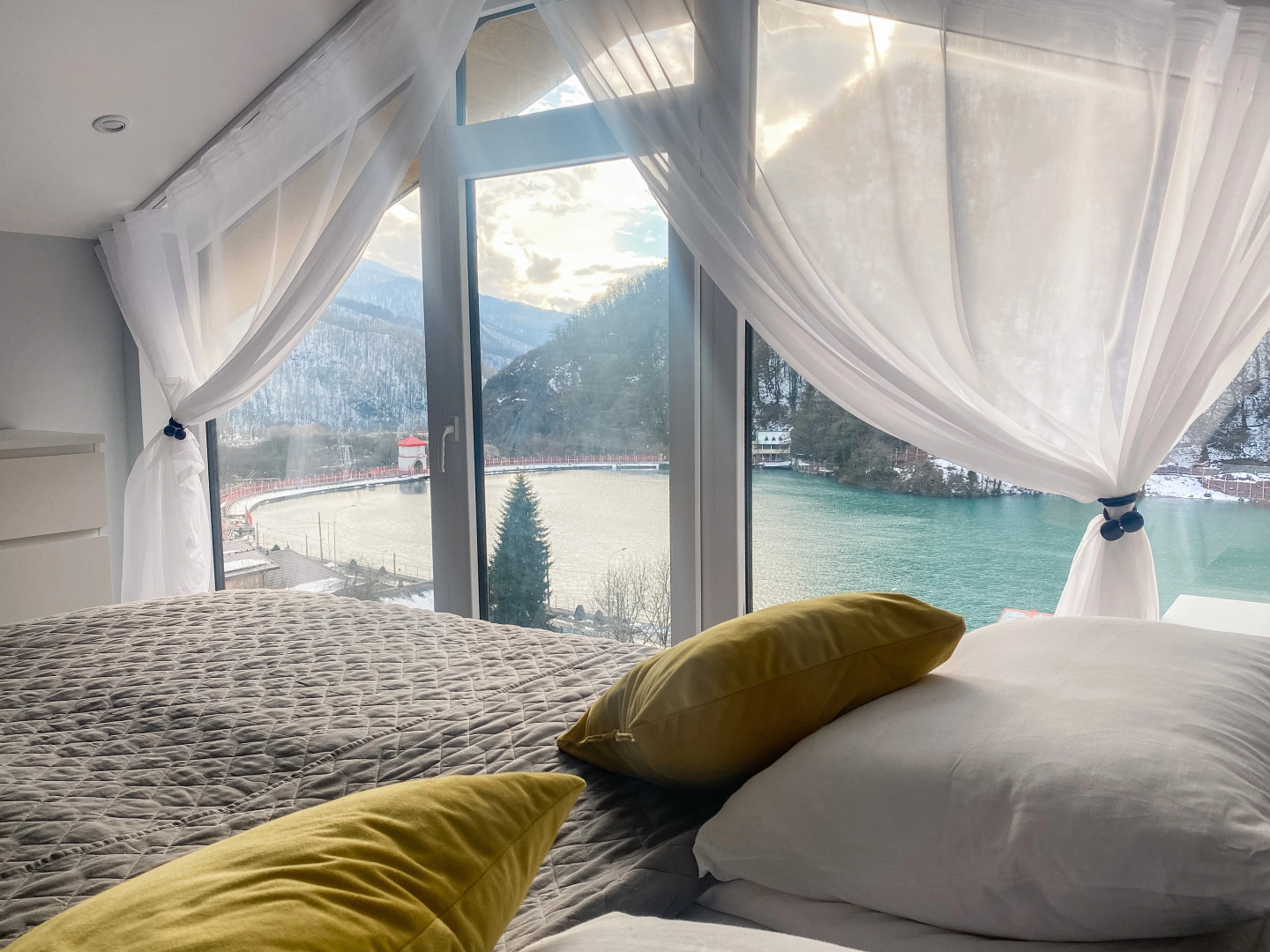 Студия с панорамным видом на озеро и горы