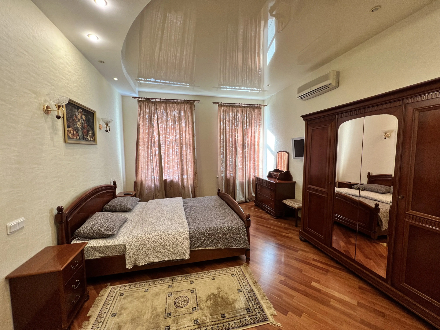 Трехкомнатная квартира с сауной и джакузи Парковка