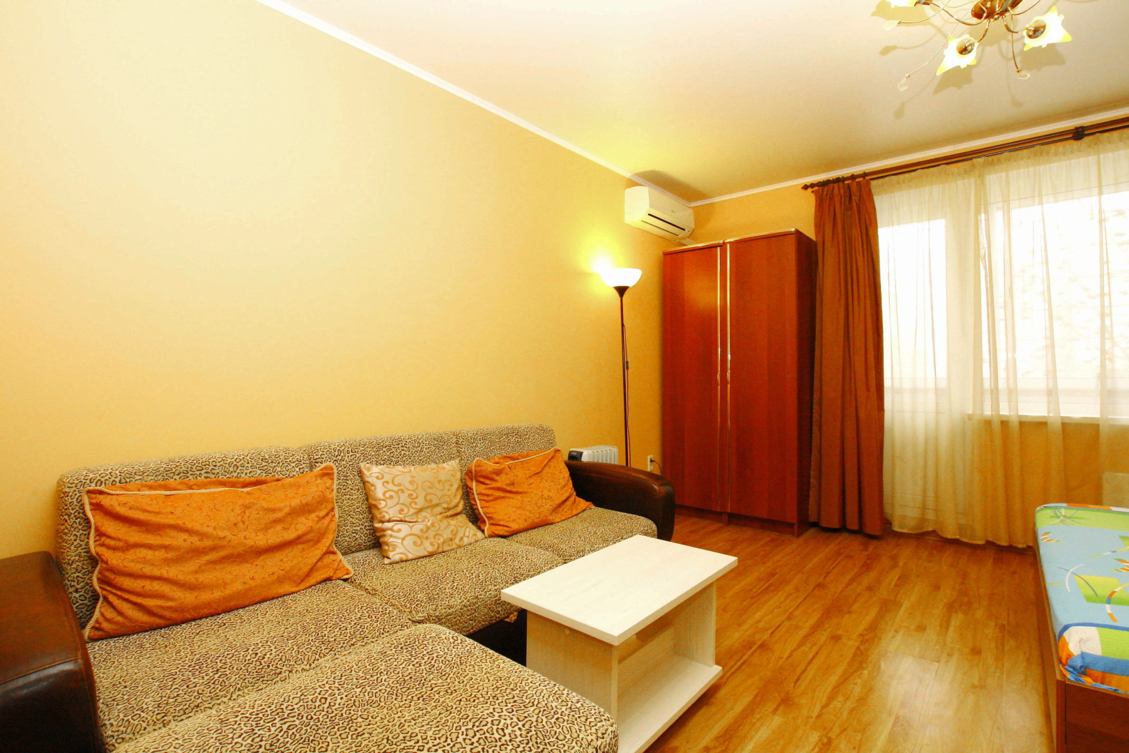 Альт Апартаменты студио с 2 спальнями (003)