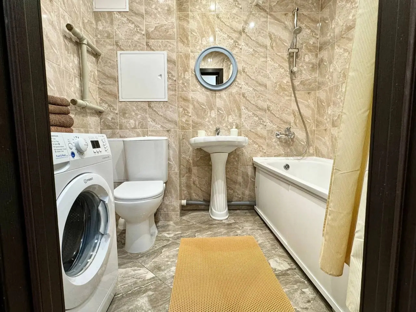 Олимпийский бульвар с видом на город