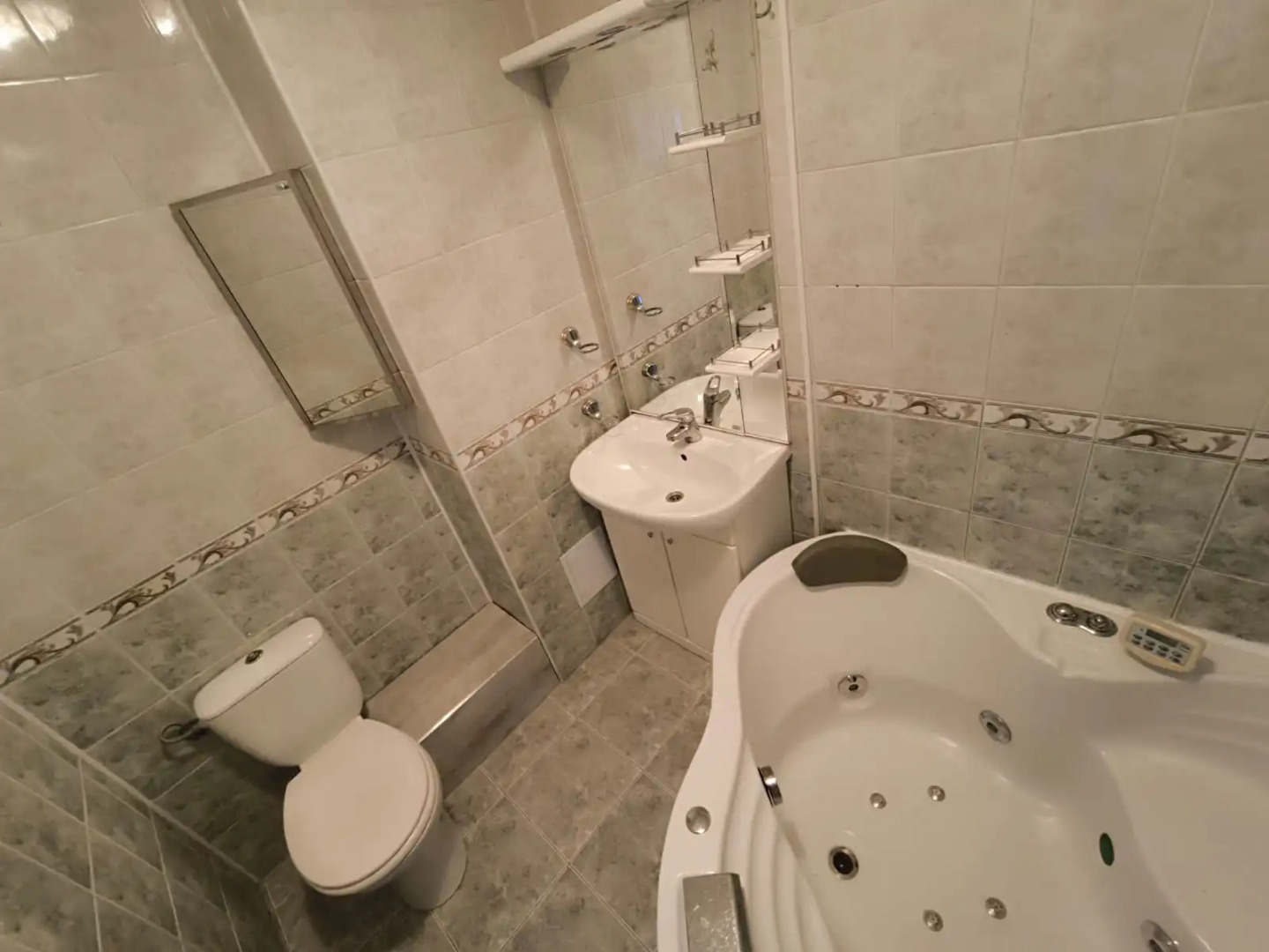 Частный дом с бассейном, сауной и камином