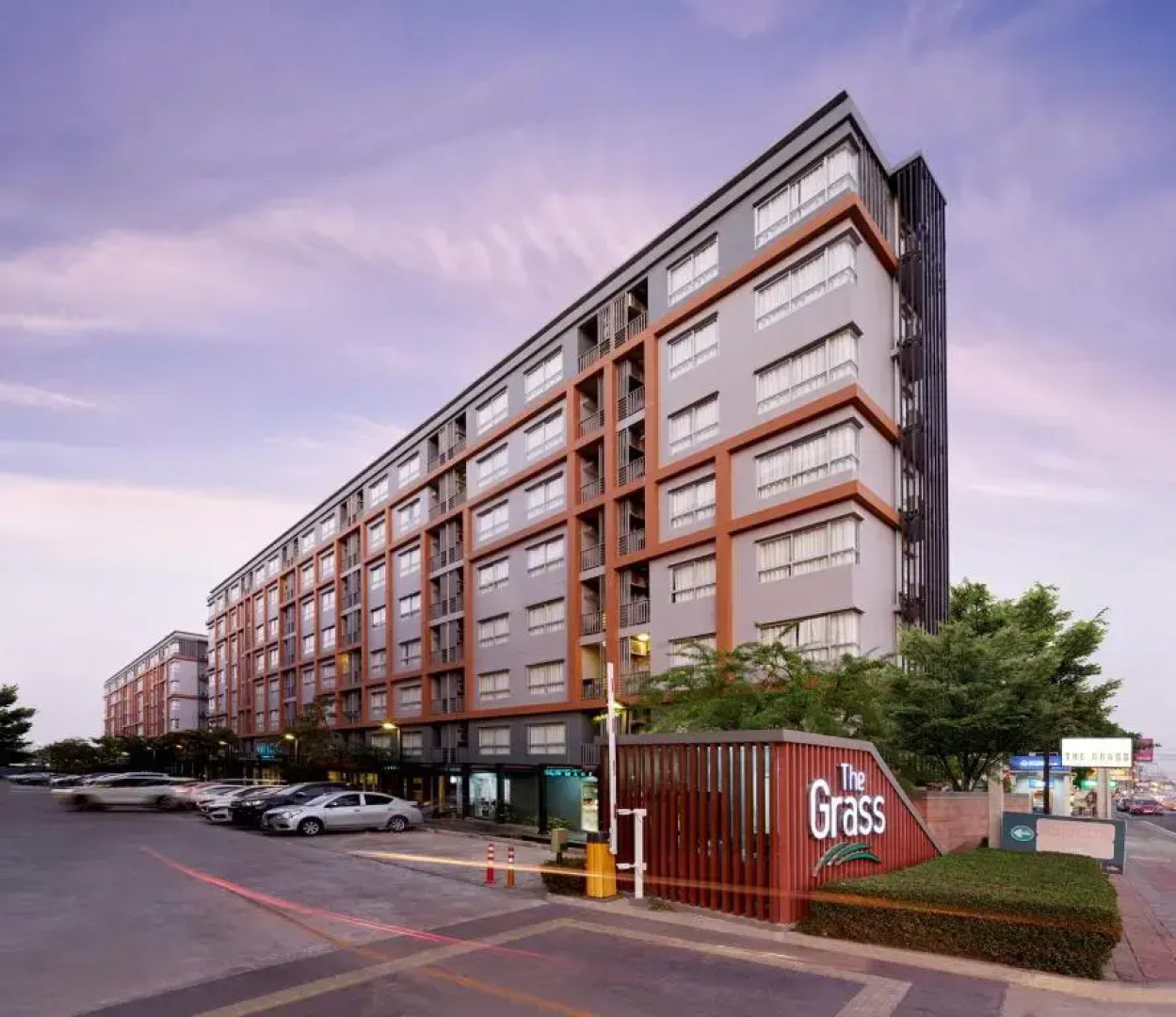Отель The Grass Serviced Suites