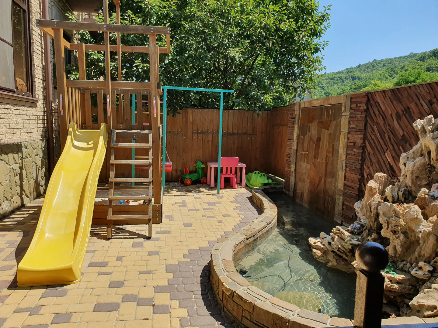 Гостевой дом Замок на Земляничной