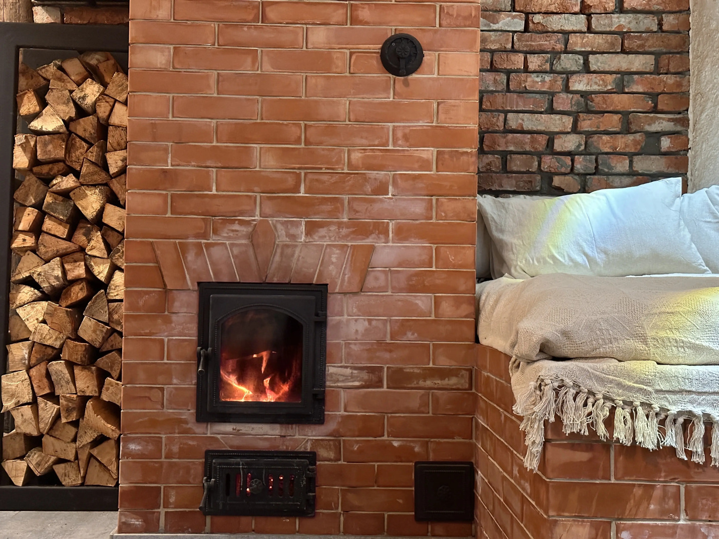 Частный дом гнѣздо с камином и двумя спальнями