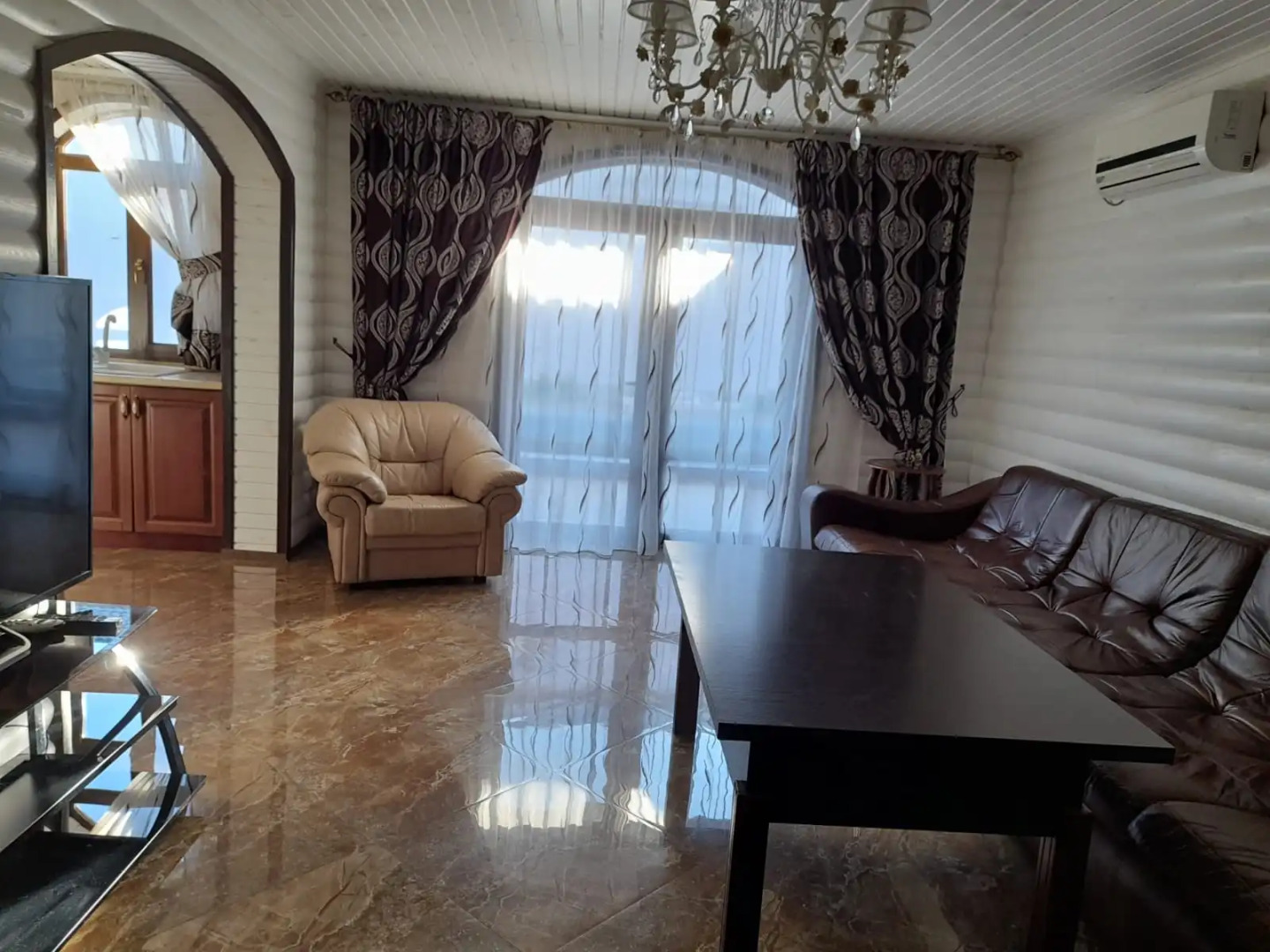 Частный Дом на Берегу Моря с Бассейном