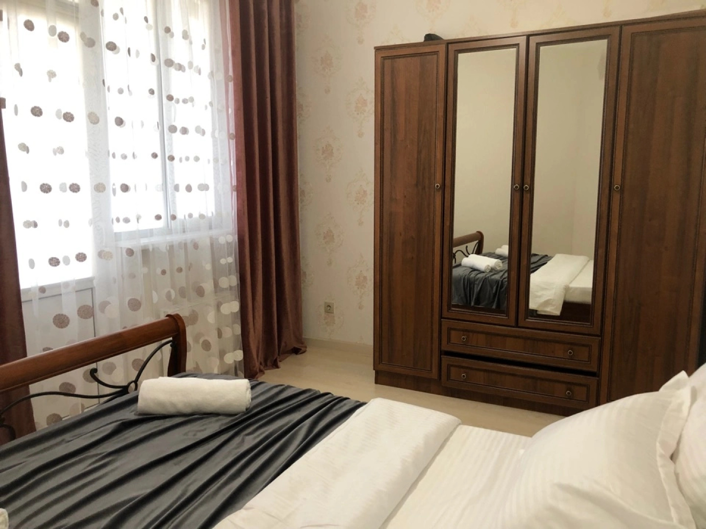 Апартаменты у моря с видом на город и горы