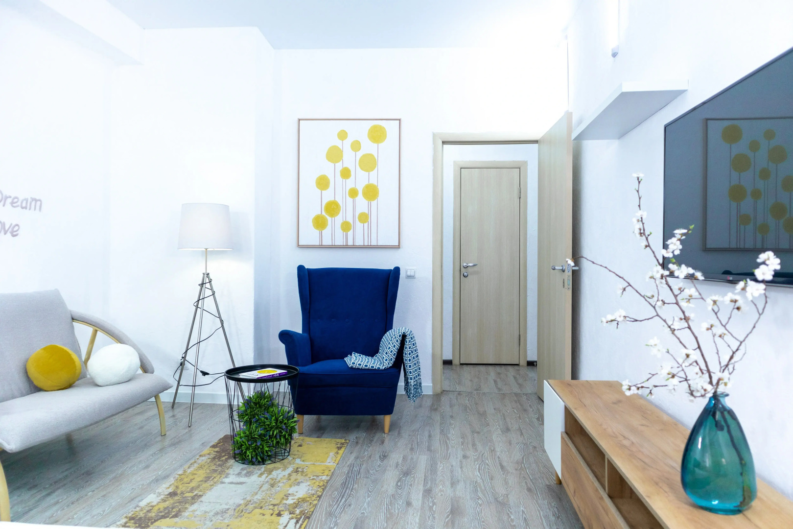 Апартаменты Атмосферные на набережной в доме с колоннами Ловец Снов 1