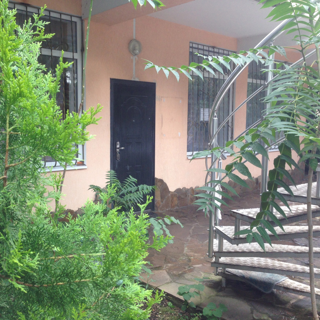 Апартаменты Статус на Кирова 10 в Ялте 1