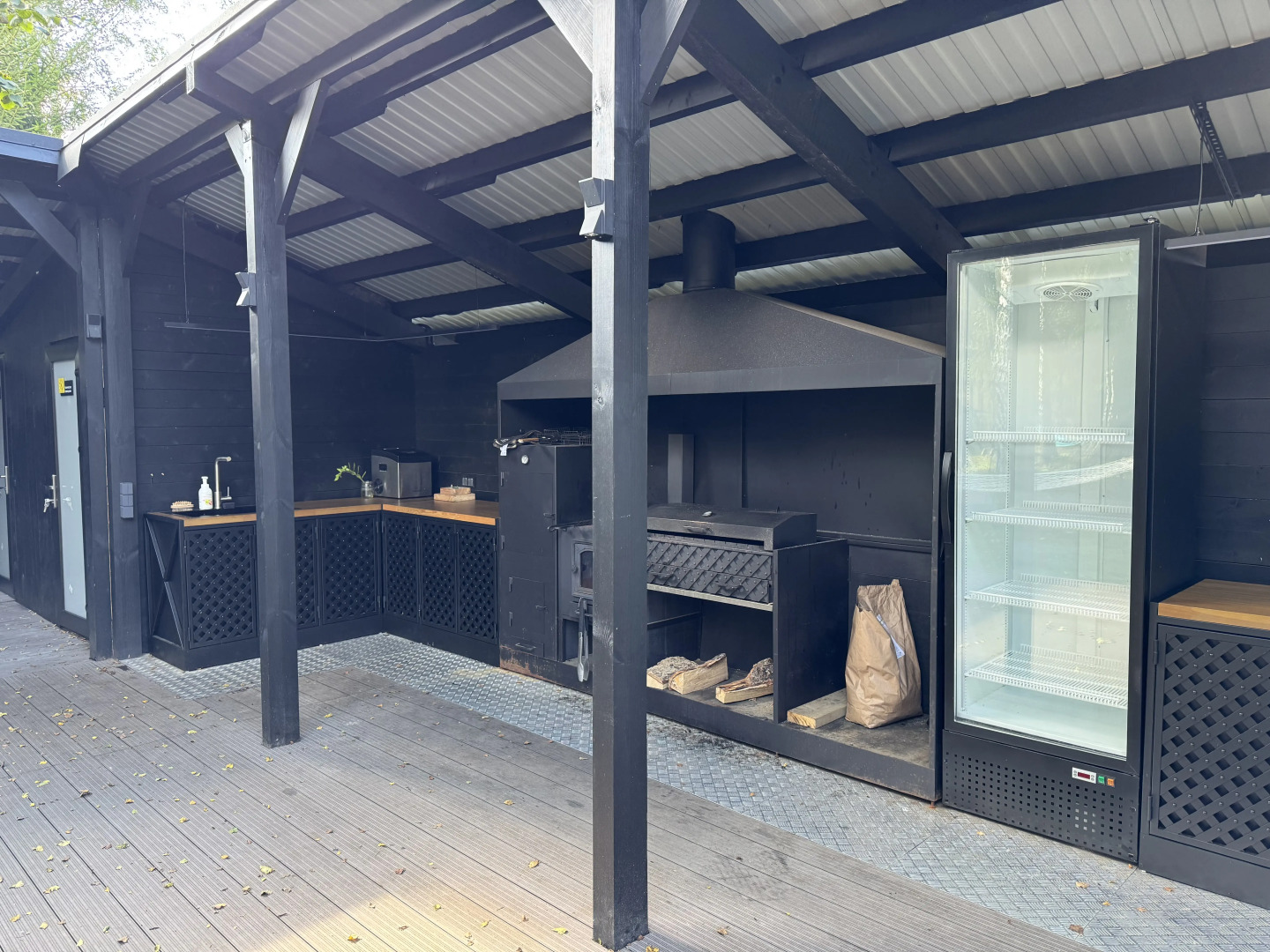 Частный Дом с Верандой в Лесу