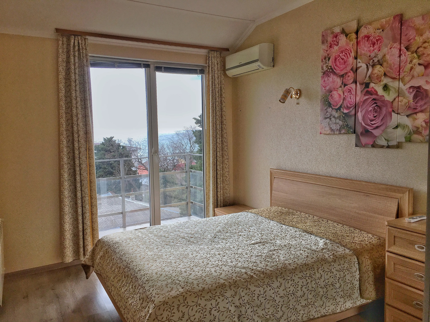 Представительская видовая двухкомнатная квартира с балконами на Набережной Ялты