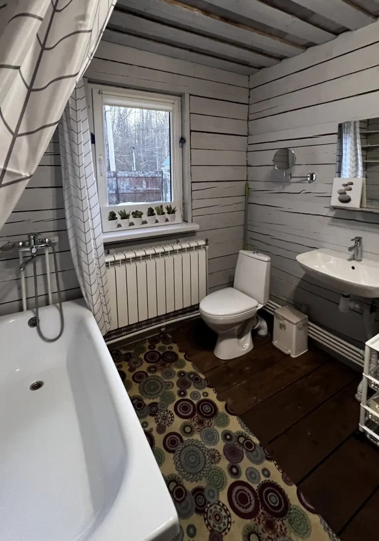 Частный дом четырехкомнатная дача 120 м²