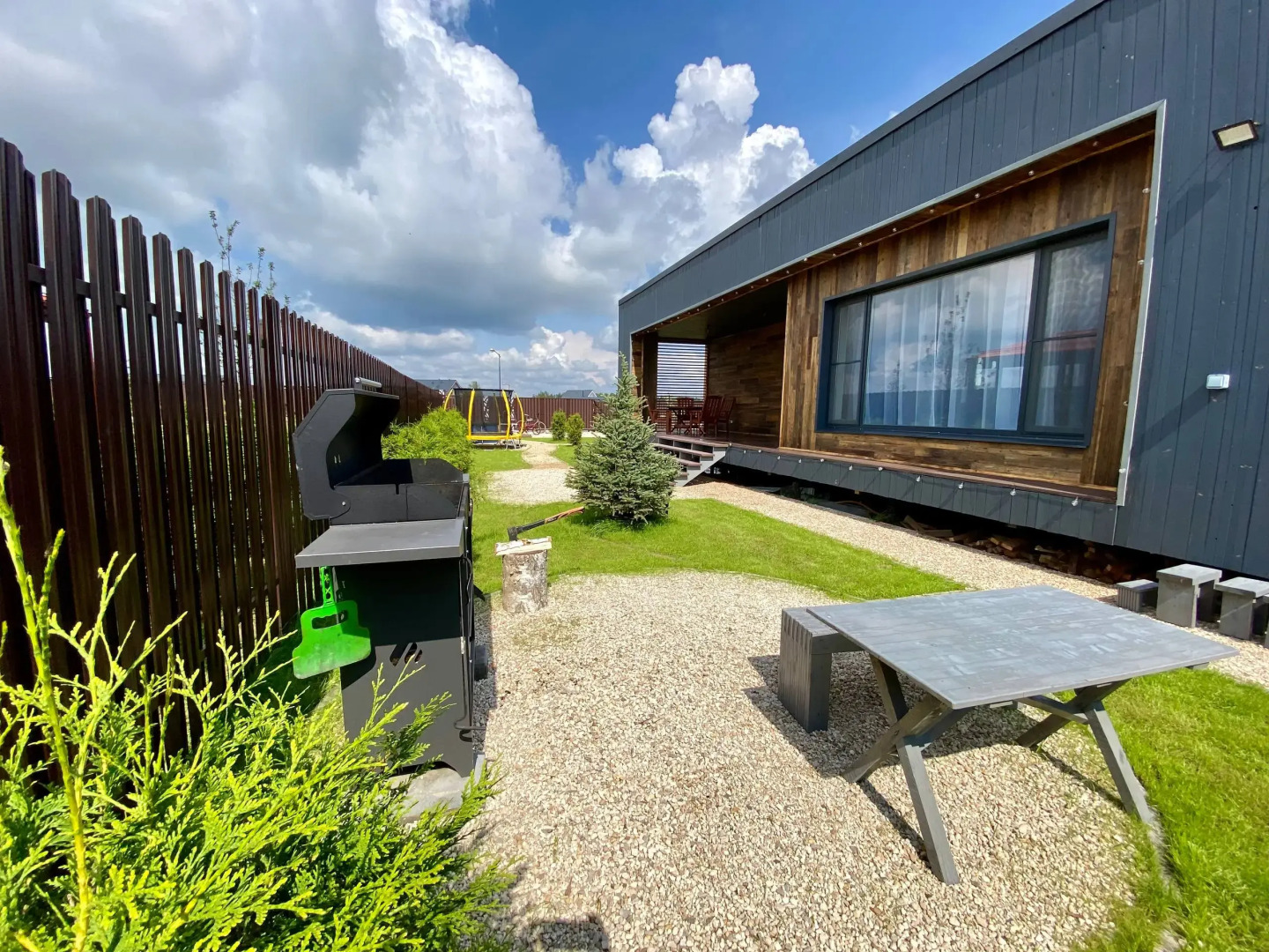 Частный дом дизайнерский великолепной уличной территорией