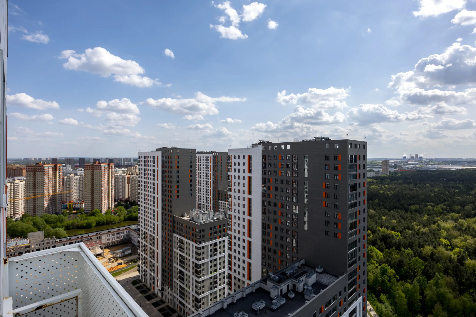 Квартира Студия на 30-ом Этаже с Видом на Лес