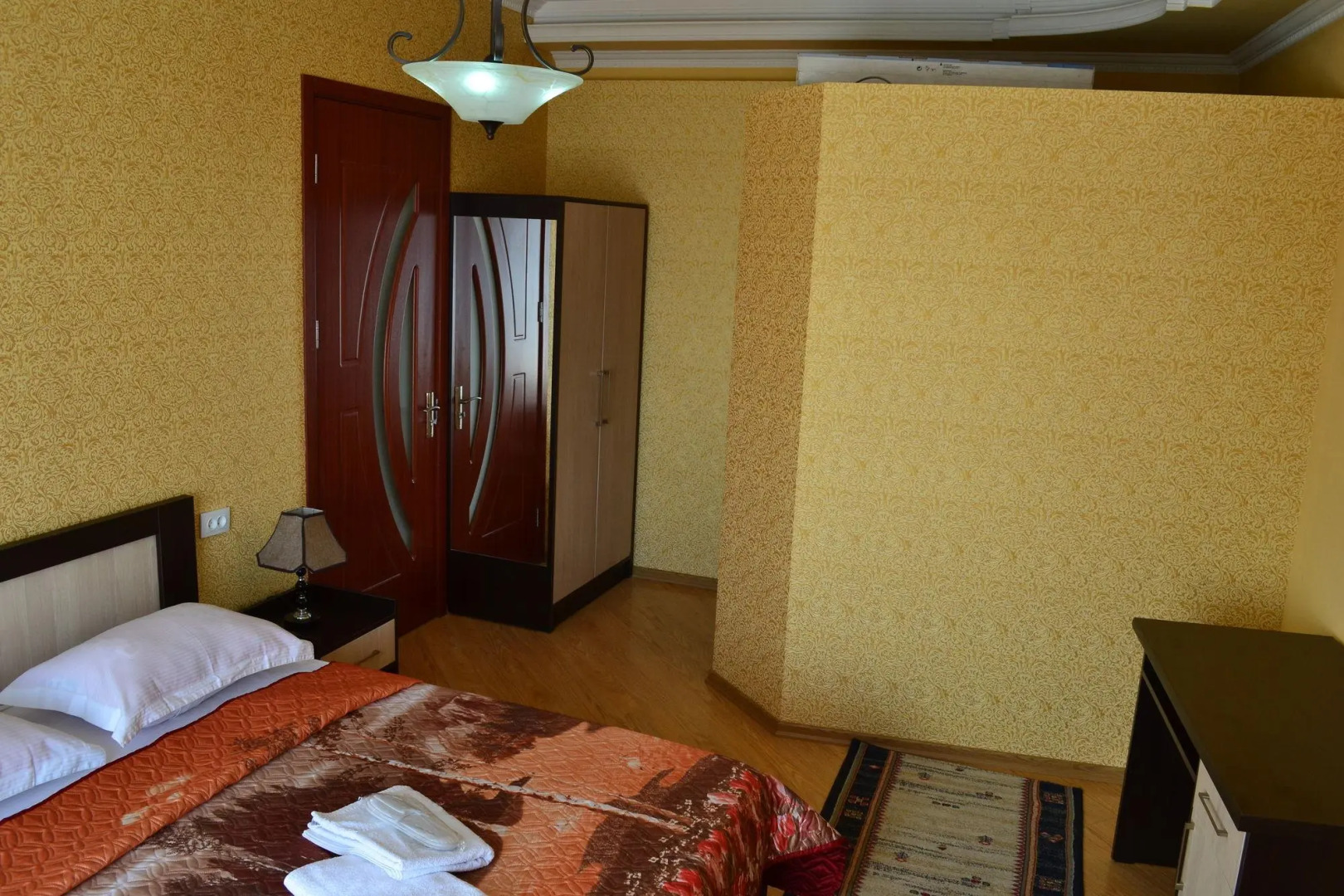 Отель Исака