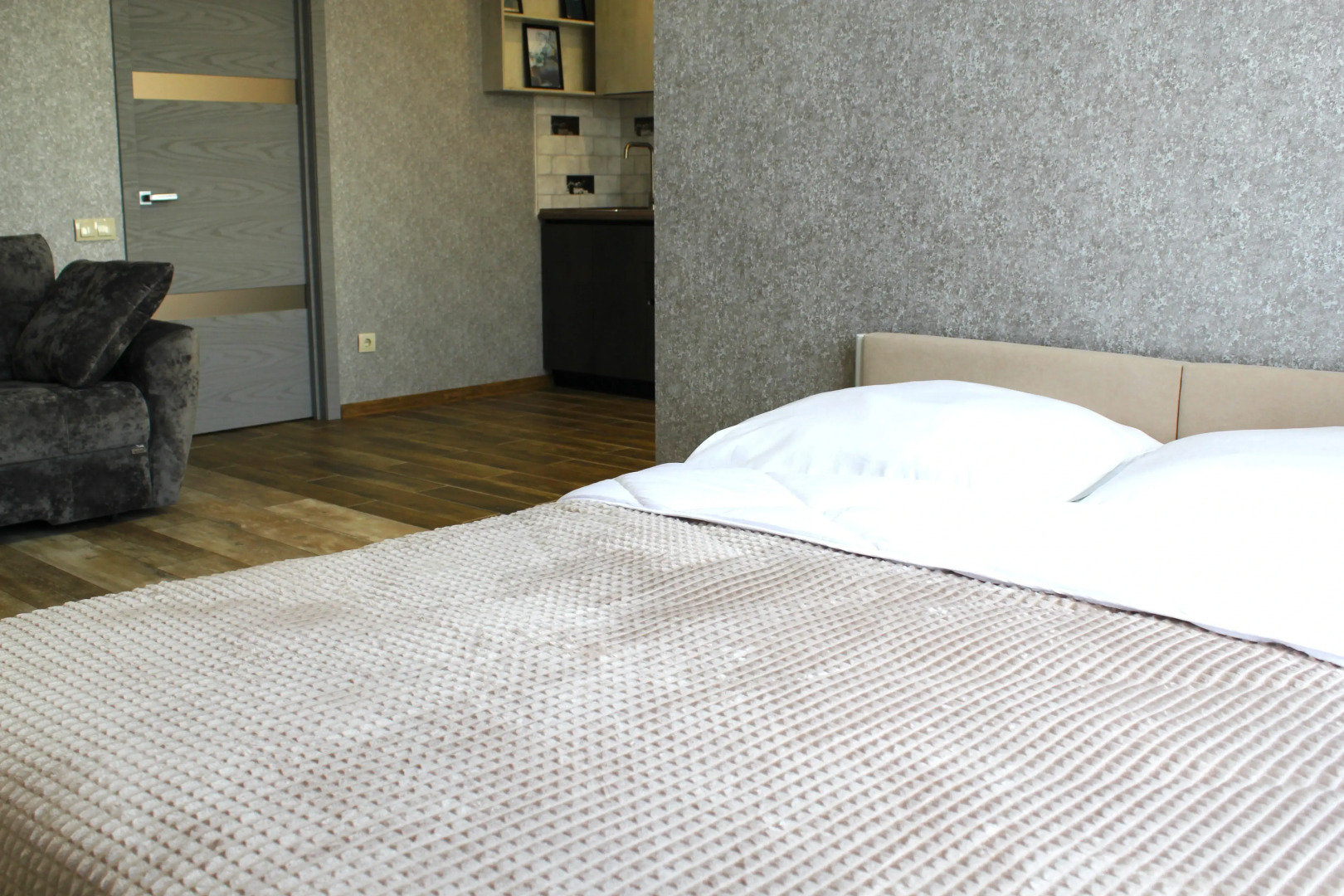 Апартаменты Apato Уютная студия с видом на город и горы