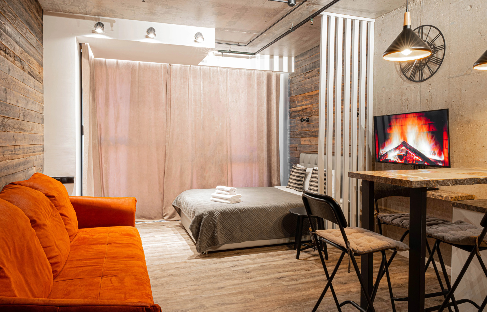 Апартаменты Lalapart Wooden Loft с дизайнерским ремонтом в ЖК Лайнер