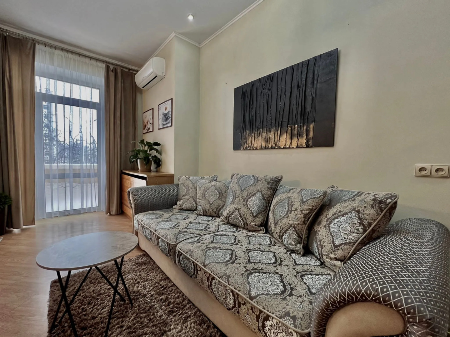 Апартаменты ЦЕНТР Свердлова 24 Трехкомнатная