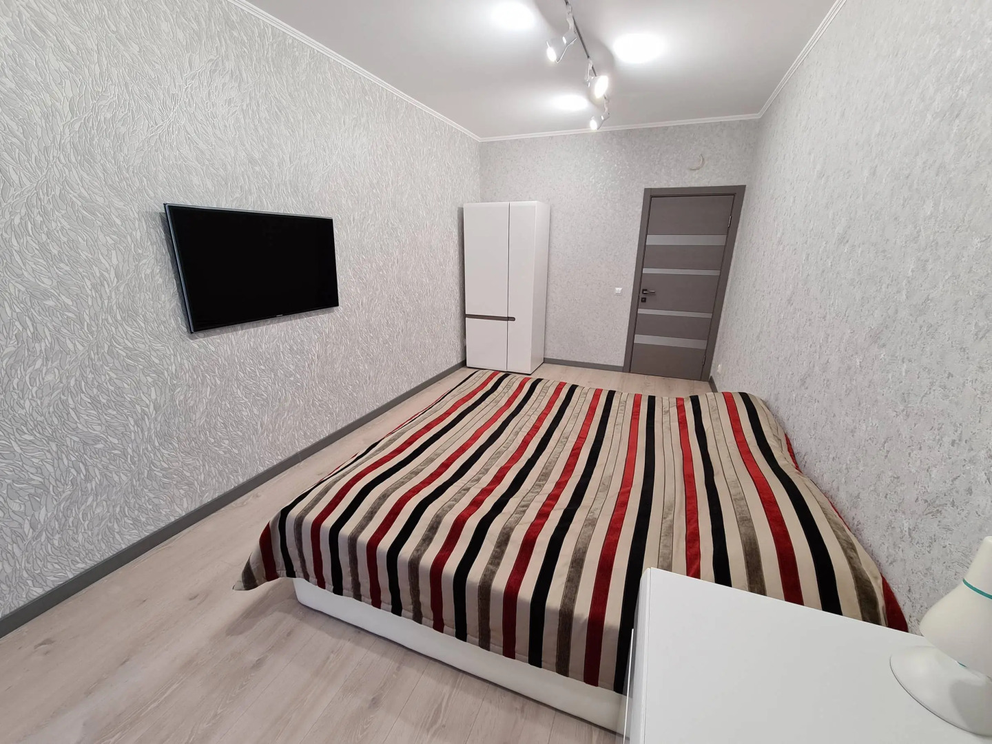 Двухкомнатная квартира на Тихомирова