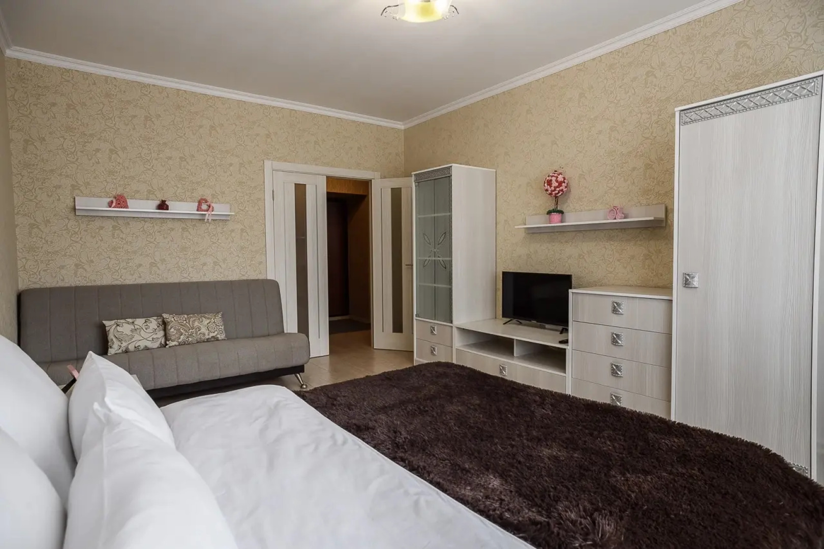 Апартаменты Однокомнатные на Дуки, 9 этаж, Лошадки