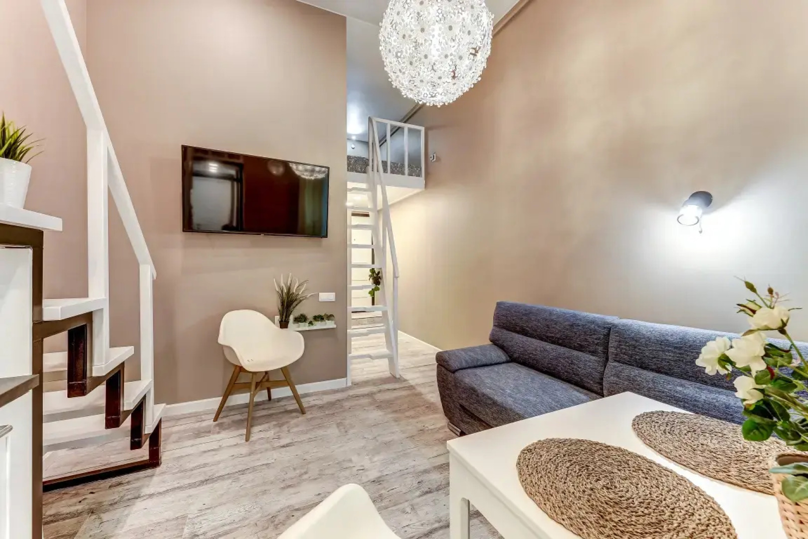 Апартаменты SweetHome на Мойке 40