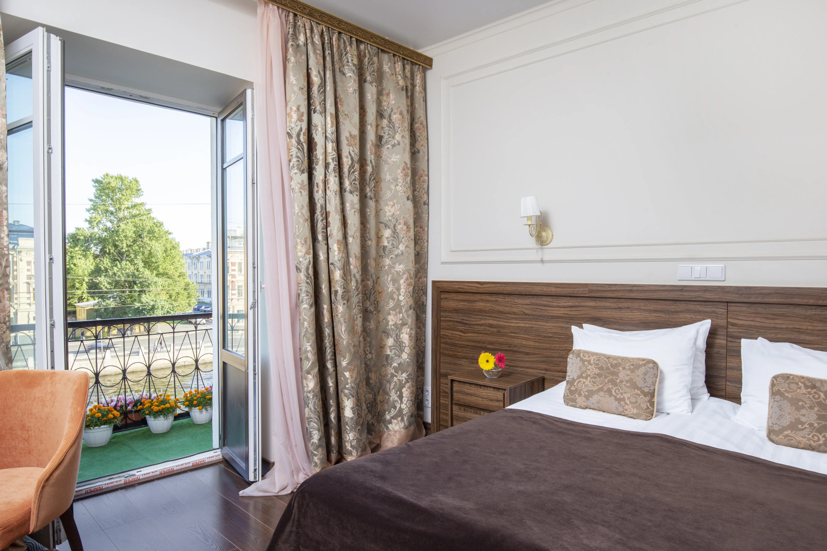 Отель Золотой век