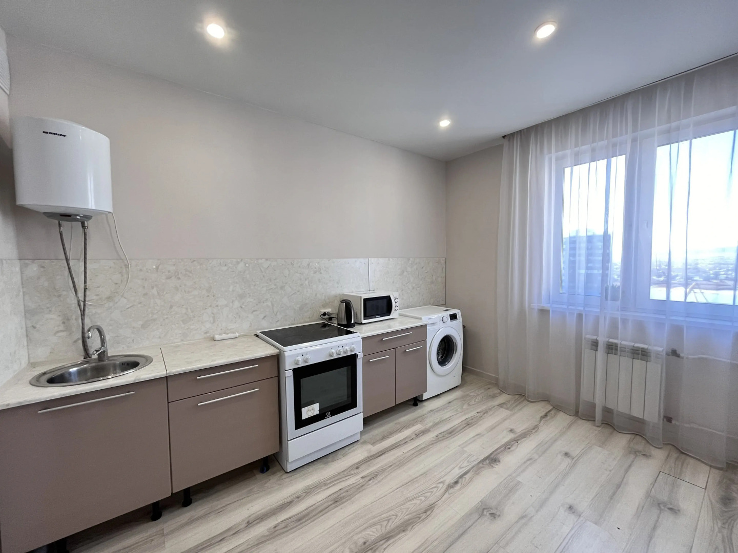 Новая большая двухкомнатная квартира на Площади Советов