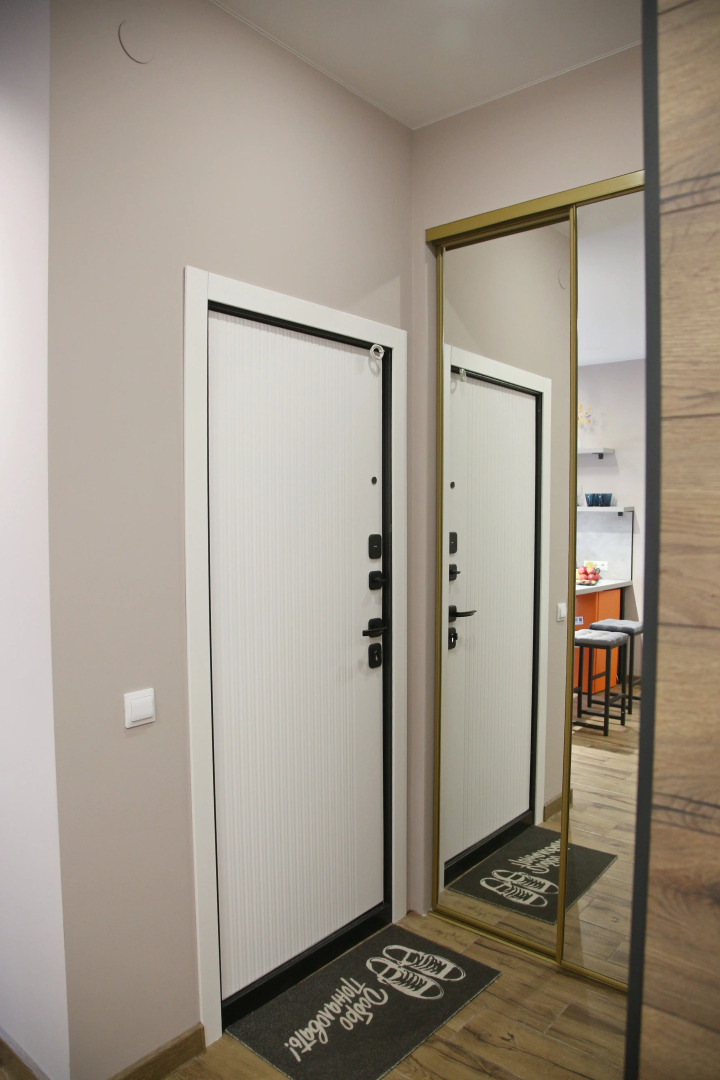 Апартаменты Уорхол - апельсин и капучино в интерьере с собственным двориком для BBQ в 10 минутах от центра