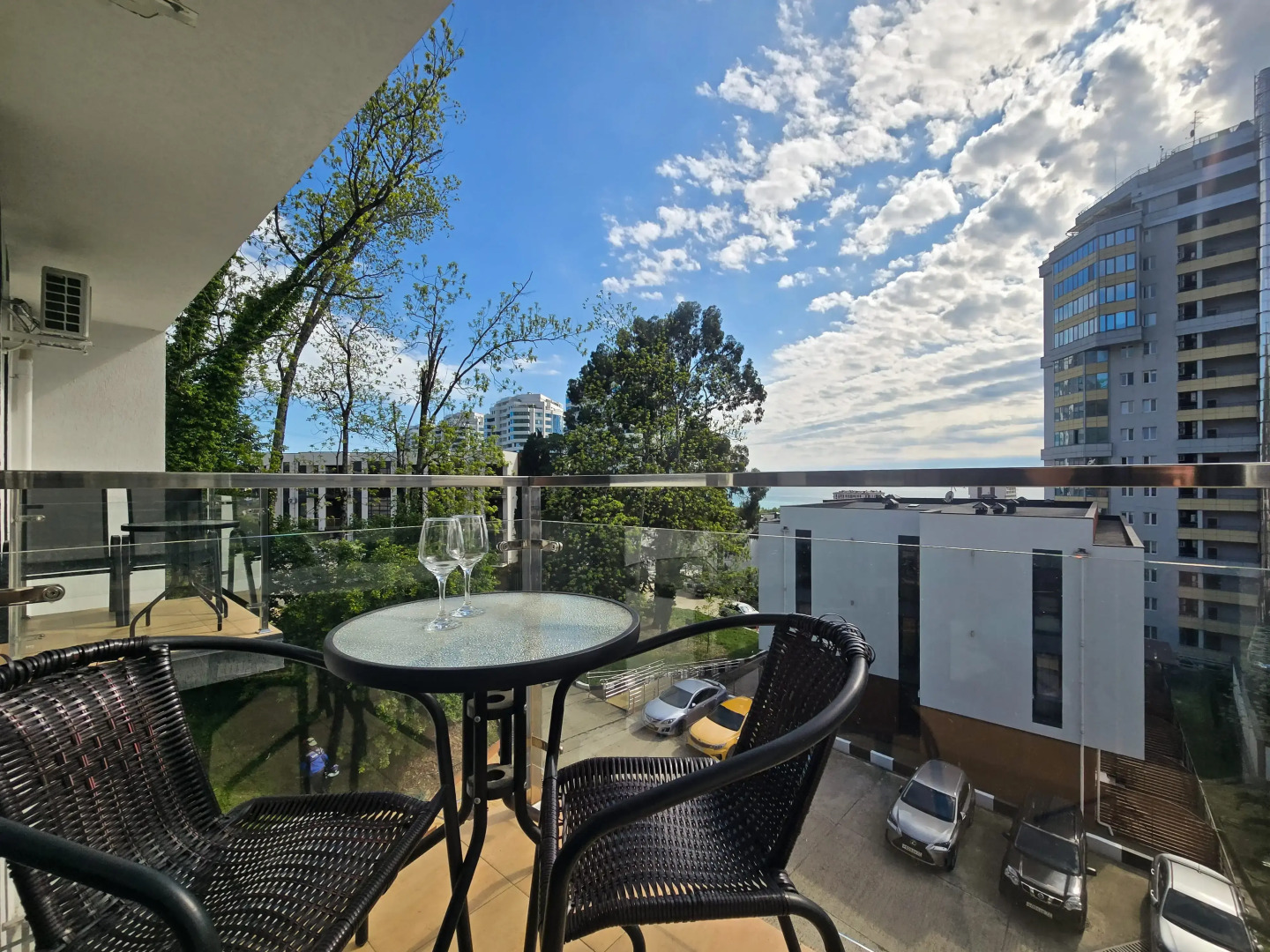 Квартира светлая студия с видом на море и балконом с бассейном на территории