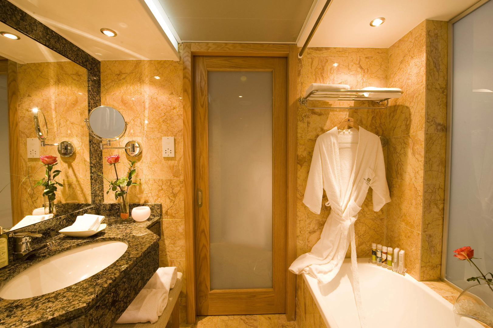 Отель Constantinou Bros Pioneer Beach