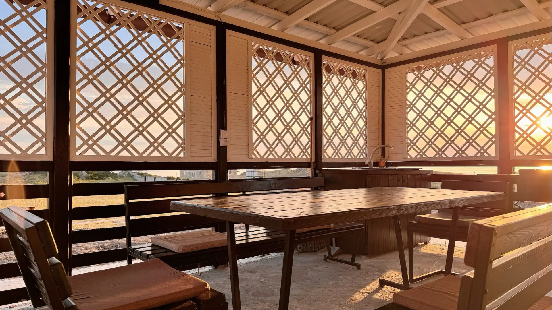 Частный дом у моря с беседкой