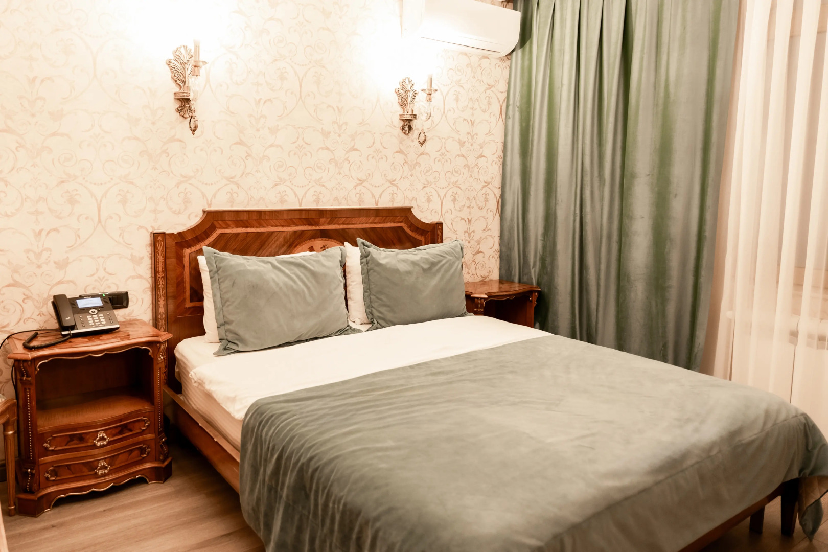 Отель West Inn Palace