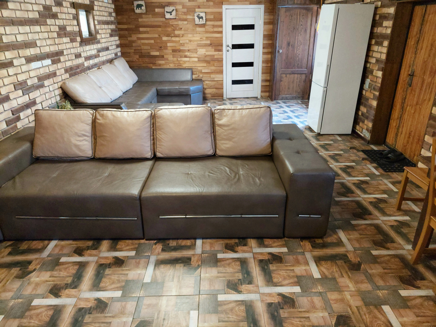 Частный дом с камином у реки