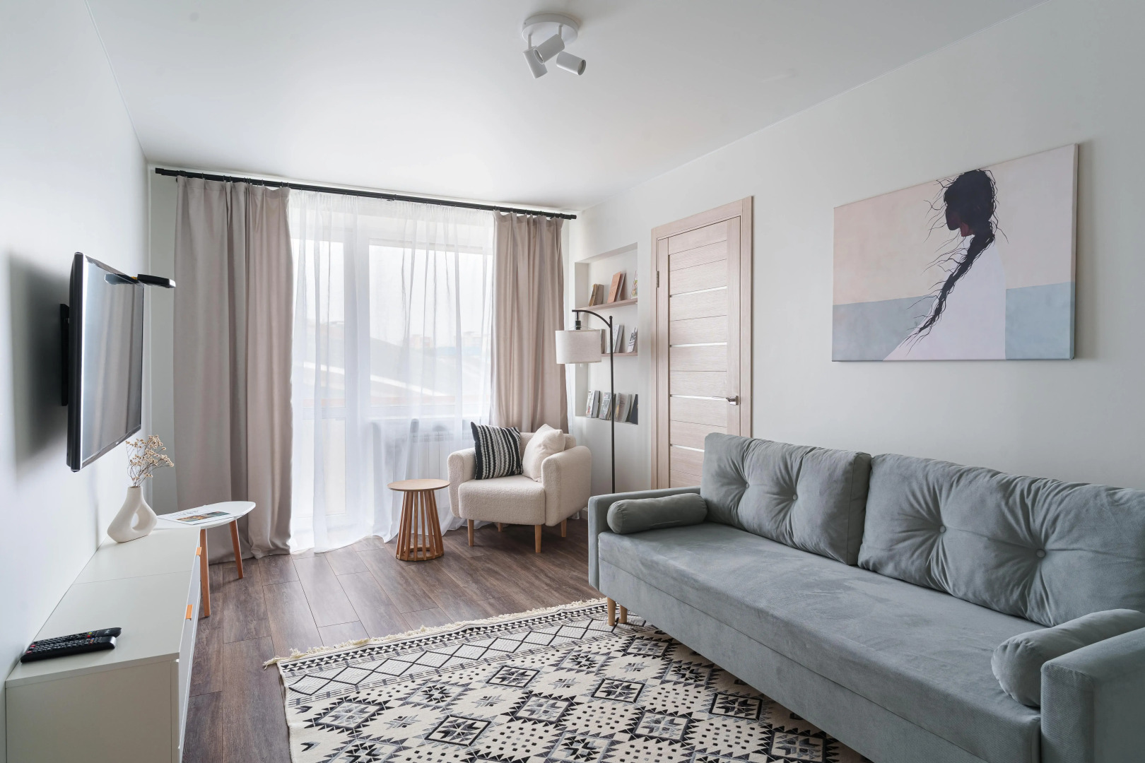 Апартаменты с видом на Комаровский рынок в центре города