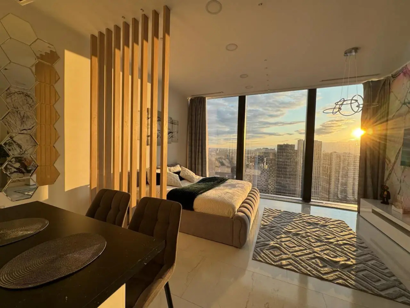 Апартаменты Sky City Moscow Уютная студия с подсветкой и Аэрохоккеем в Москва Сити! Закатная сторона!