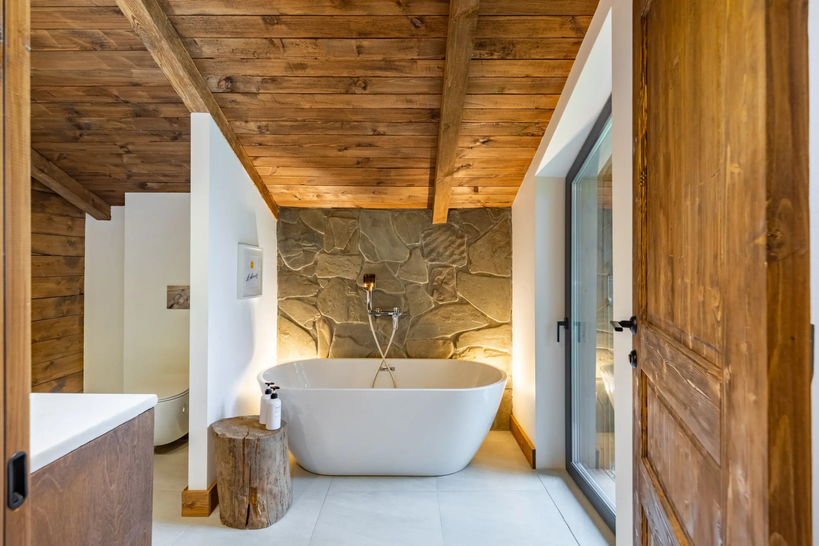 Шале с камином и джакузи в лесу