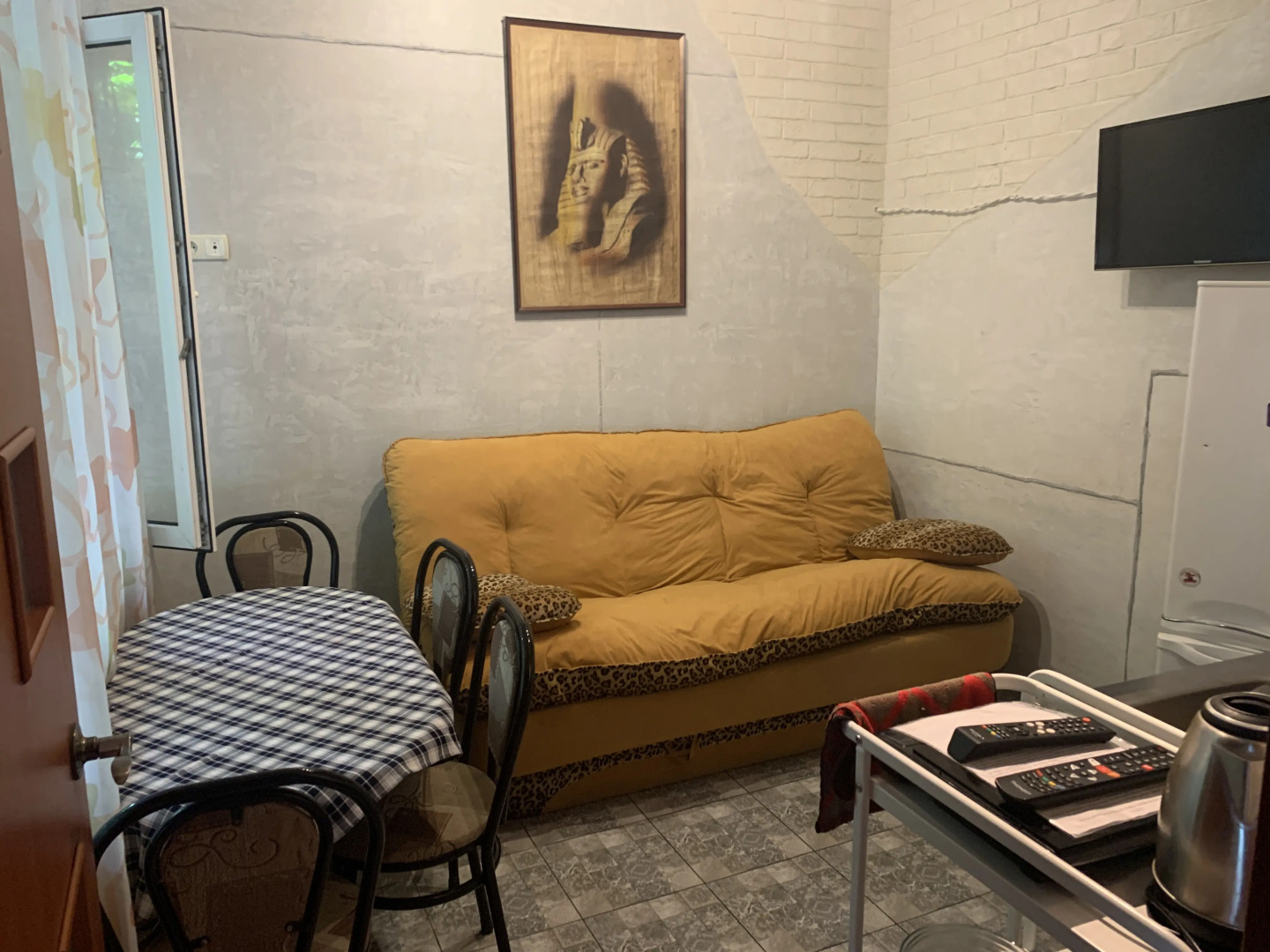 Апартаменты Статус на Кирова 10 в Ялте 1