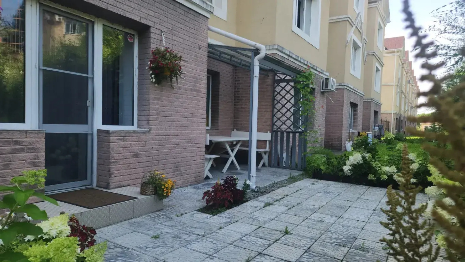 Апартаменты с беседкой и просторной спальней На Сутки