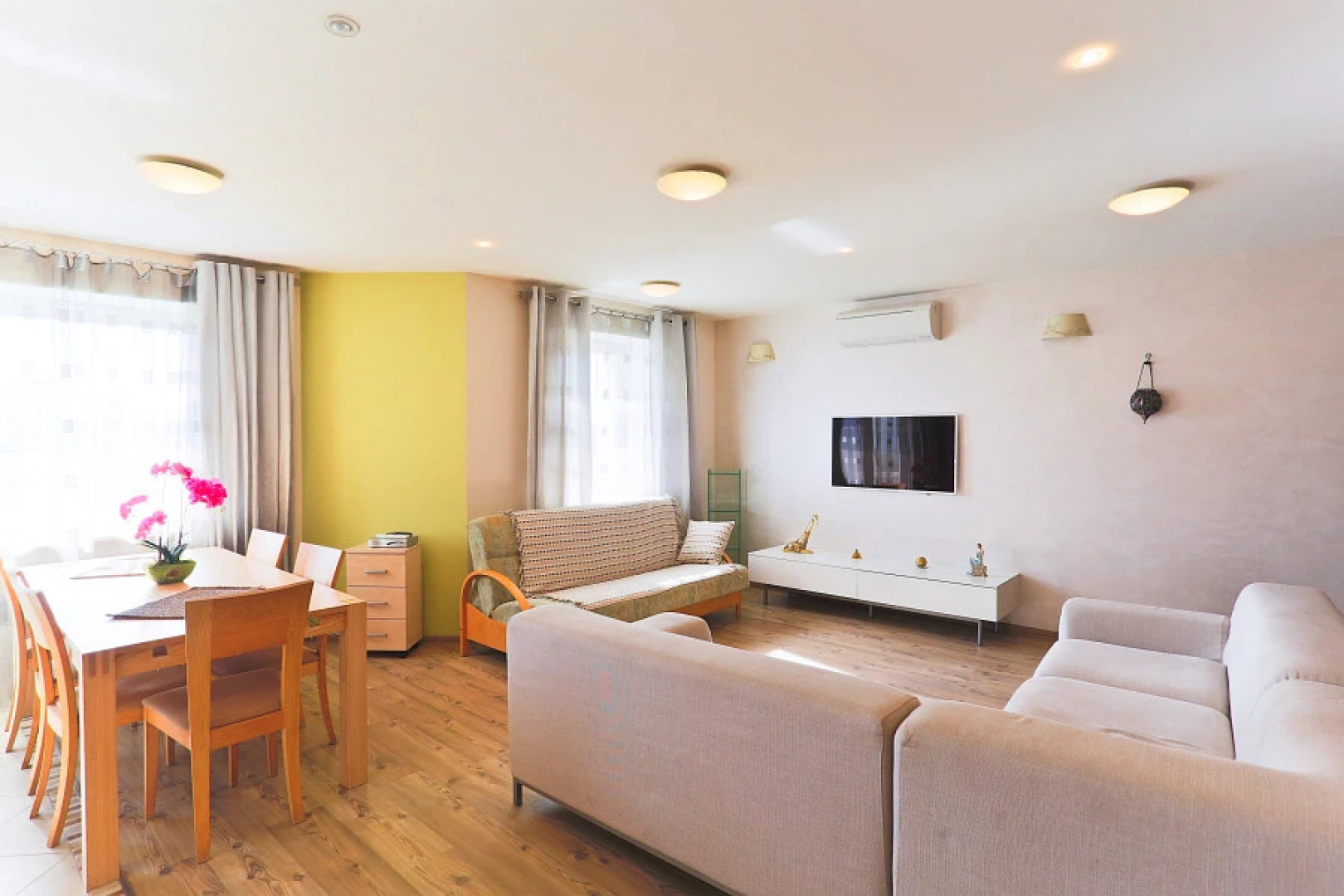 Апартаменты 4-комнатные HomeApart Сторожовская, 8