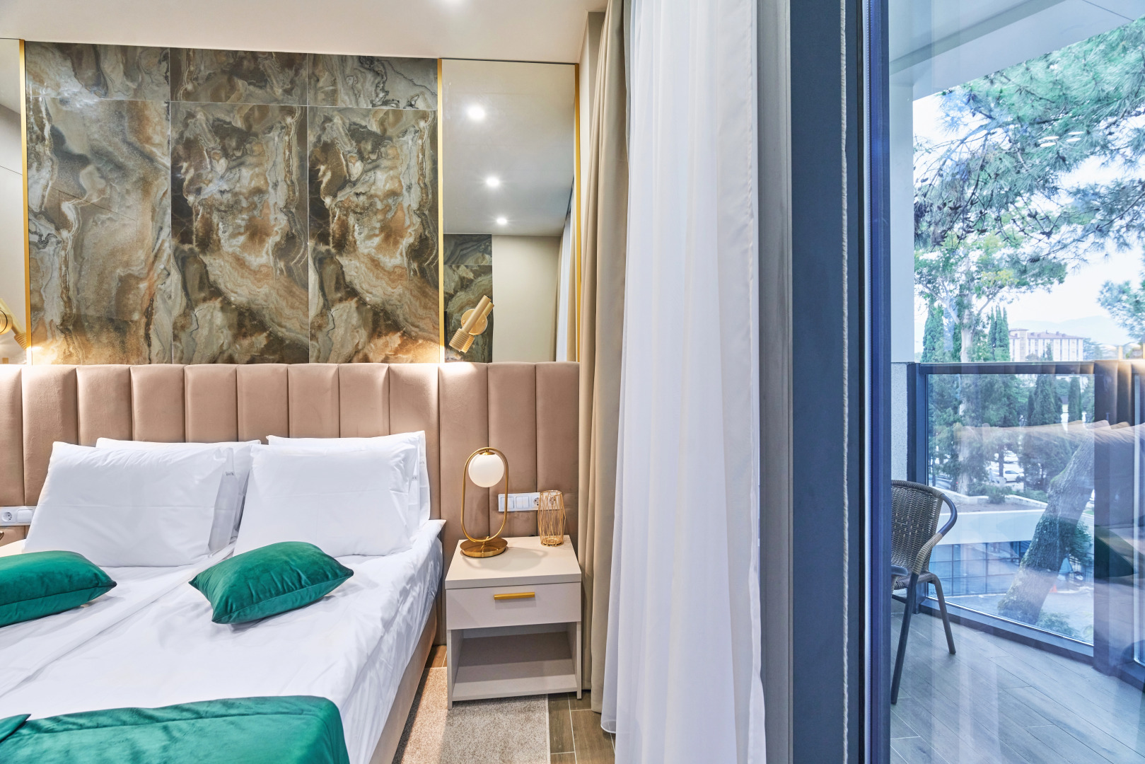 Отель Mirror Family