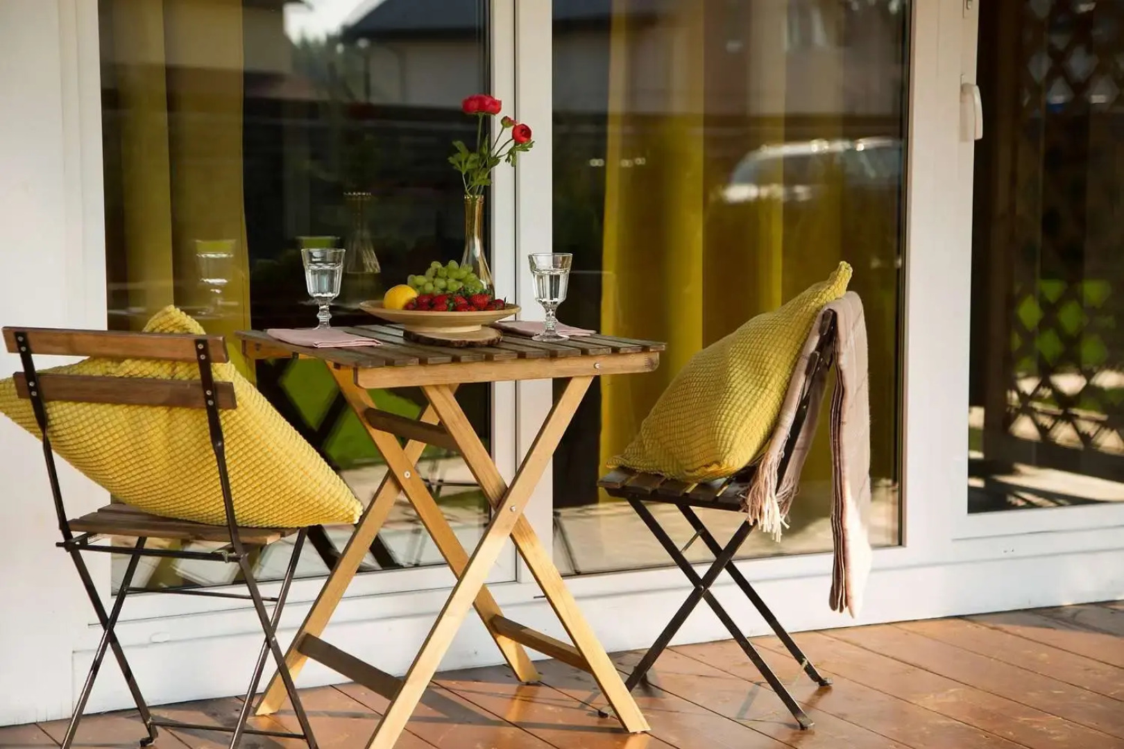 Частный дом на ухоженном участке с газоном и туями