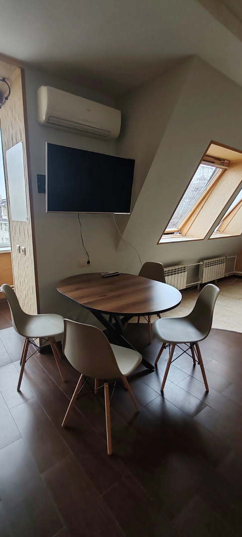 Квартира - студия в центре, есть выход на крышу и бесплатная парковка