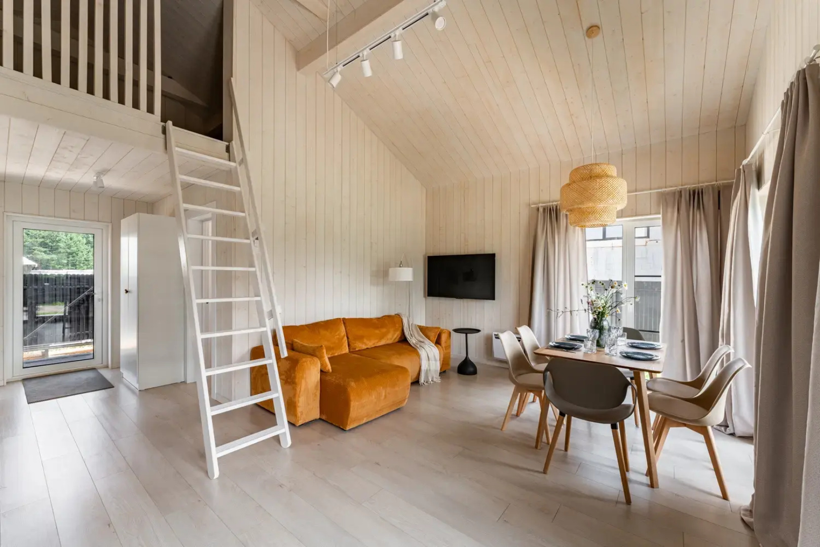 Частный дом с горячим джакузи на террасе