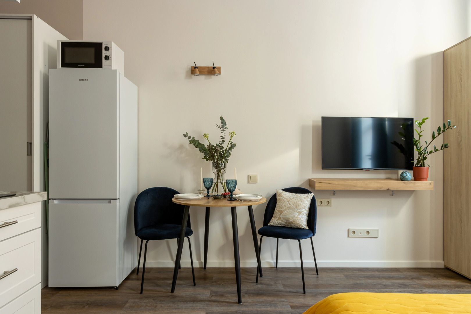 Апартаменты Beige apartment in a historic building in the city center