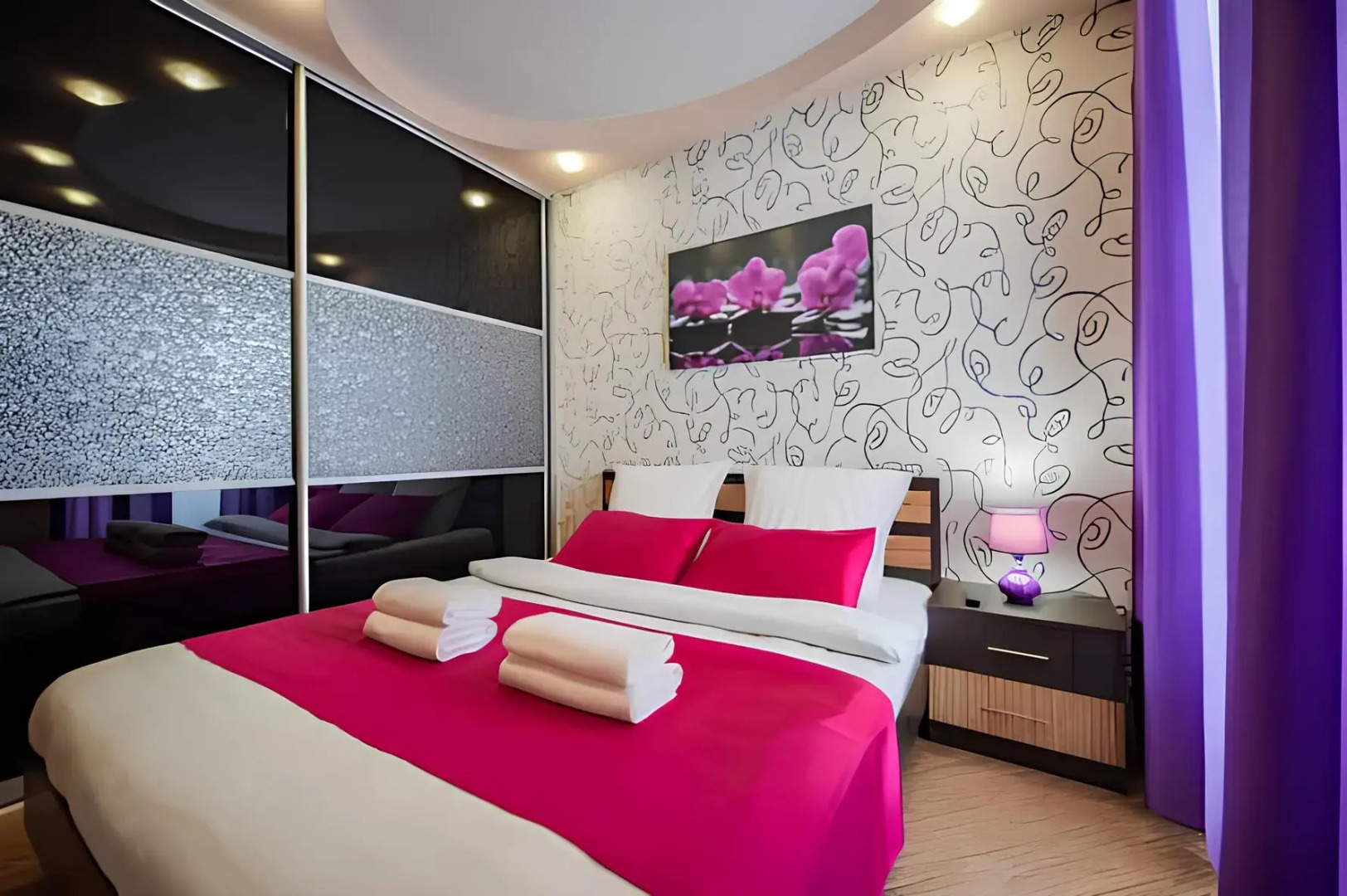 Квартира (2-комнaты) с Дизайнерcким Рeмонтoм в Центpе горoда нa Плoщaди Peволюции