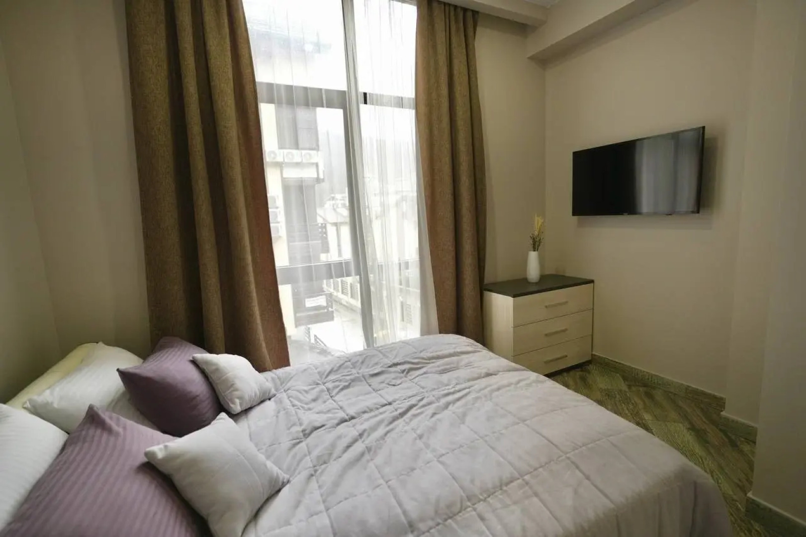 Квартира Огромная трехкомнатная квартира напротив подъемника