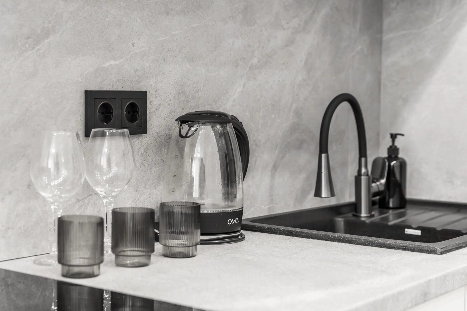 Апартаменты ADT Meridian White Marble